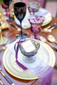 escort cards with gold chargers and black wine glasses